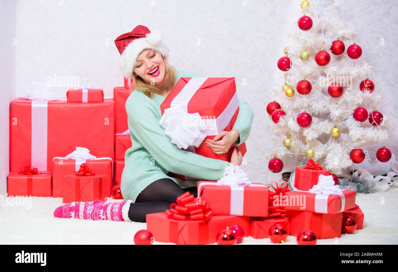 El regalo perfecto para la novia o esposa. Abriendo su regalo de Navidad.  Chica cerca del árbol de navidad celebrar felices vacaciones. Darle ese  regalo que siempre quiso. Mujer emocionada rubia mantenga