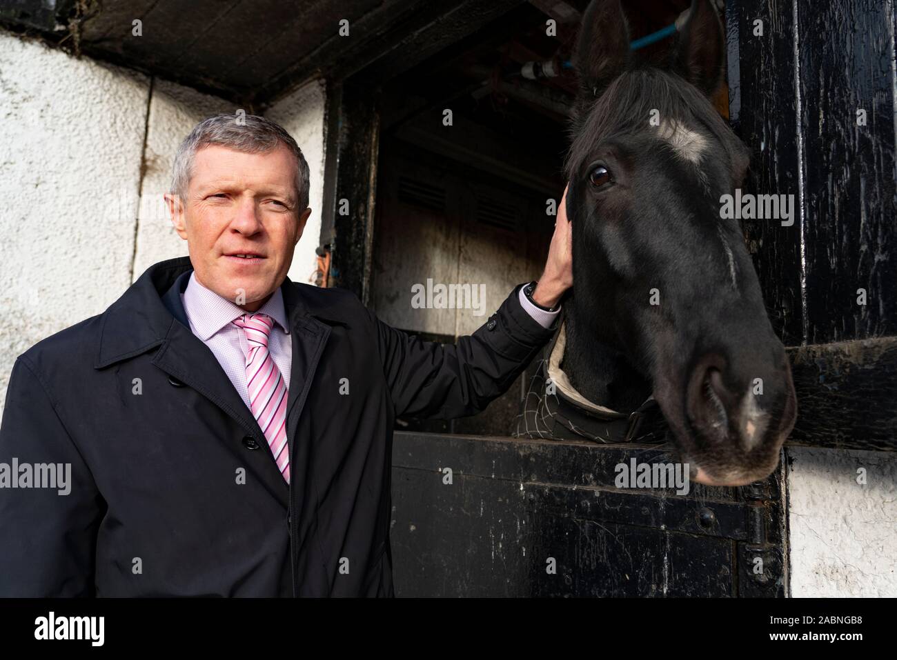 Lasswade, Escocia, Reino Unido. El 28 de noviembre de 2019. Los liberales demócratas resaltar "dos carrera de caballos en muchos escaños" en Lasswade escuela de equitación. El líder liberal demócrata escocés Willie Rennie y candidato de Berwickshire, Roxburgh & Selkirk, Jenny Marr, visitó el centro de equitación Lasswade para resaltar los liberlademócratas' lugar como principal competidor en muchos escaños en toda Escocia. Iain Masterton/Alamy Live News. Foto de stock