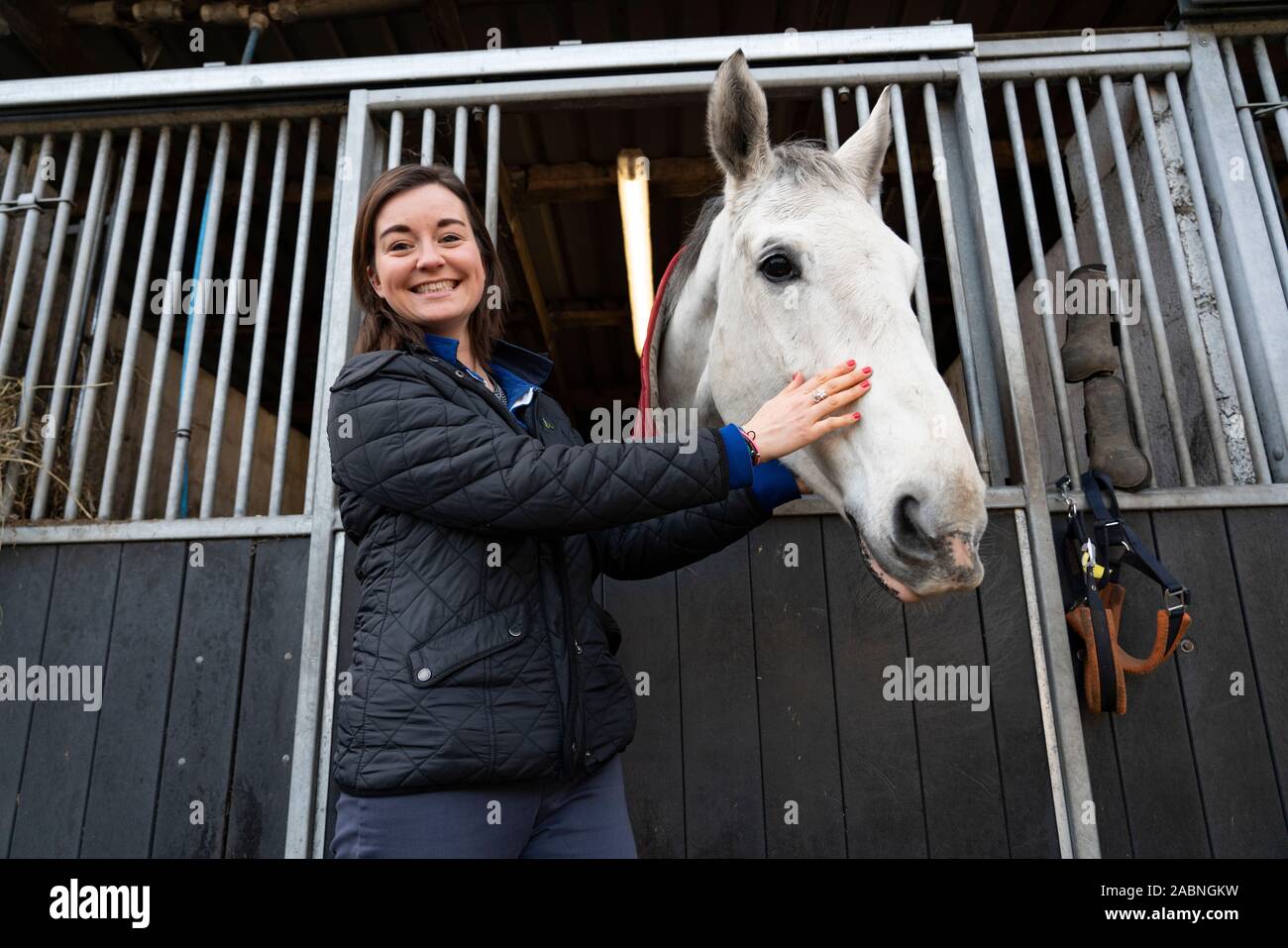 Lasswade, Escocia, Reino Unido. El 28 de noviembre de 2019. Los liberales demócratas resaltar "dos carrera de caballos en muchos escaños" en Lasswade escuela de equitación. El líder liberal demócrata escocés Willie Rennie y candidato de Berwickshire, Roxburgh & Selkirk, Jenny Marr, visitó el centro de equitación Lasswade para resaltar los liberlademócratas' lugar como principal competidor en muchos escaños en toda Escocia. Iain Masterton/Alamy Live News. Foto de stock