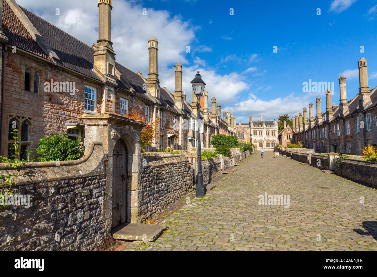 La calle de adoquines en pozos llamados Vicario cerca está la calle habitada más antigua de Europa, Somerset, Inglaterra, Reino Unido. Foto de stock
