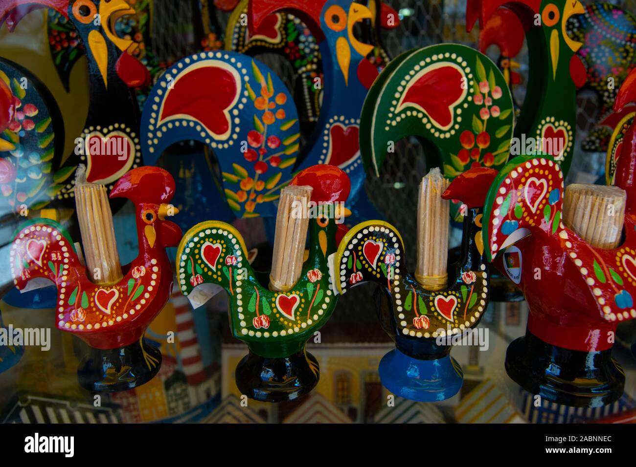 Señor Gallo - una representación popular de un cacherel en la artesanía portuguesa - en venta en Aveiro Portugal Foto de stock