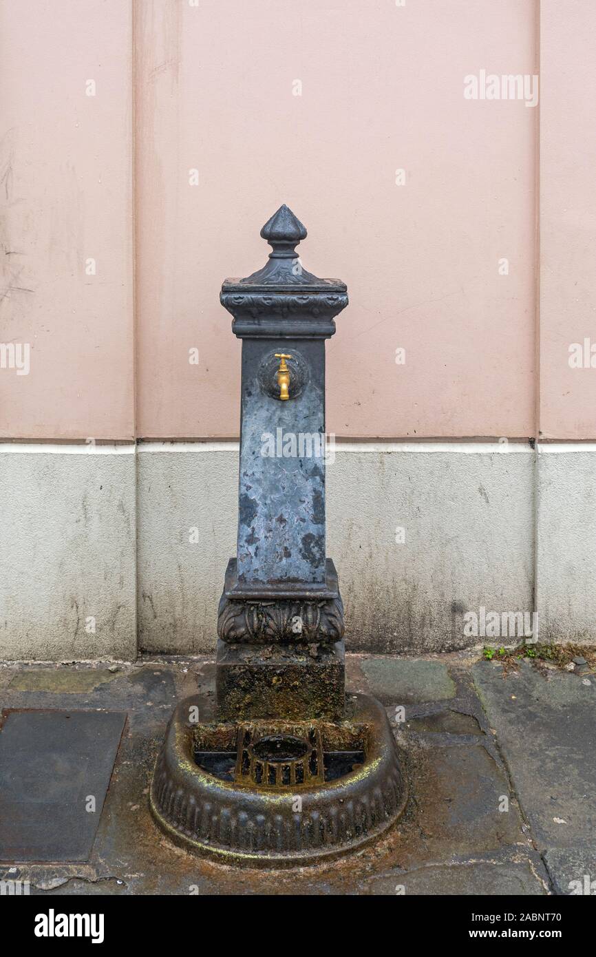Grifo de agua potable público en Pisa, Italia Fotografía de stock - Alamy