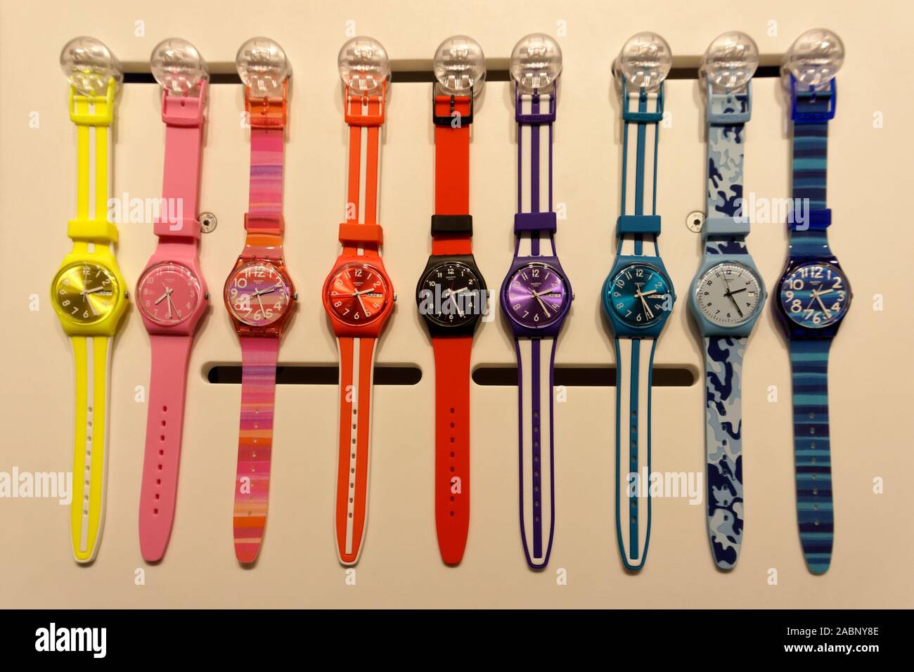 Colorido Swatch Relojes suizos a la venta en una tienda Fotografía de stock  - Alamy