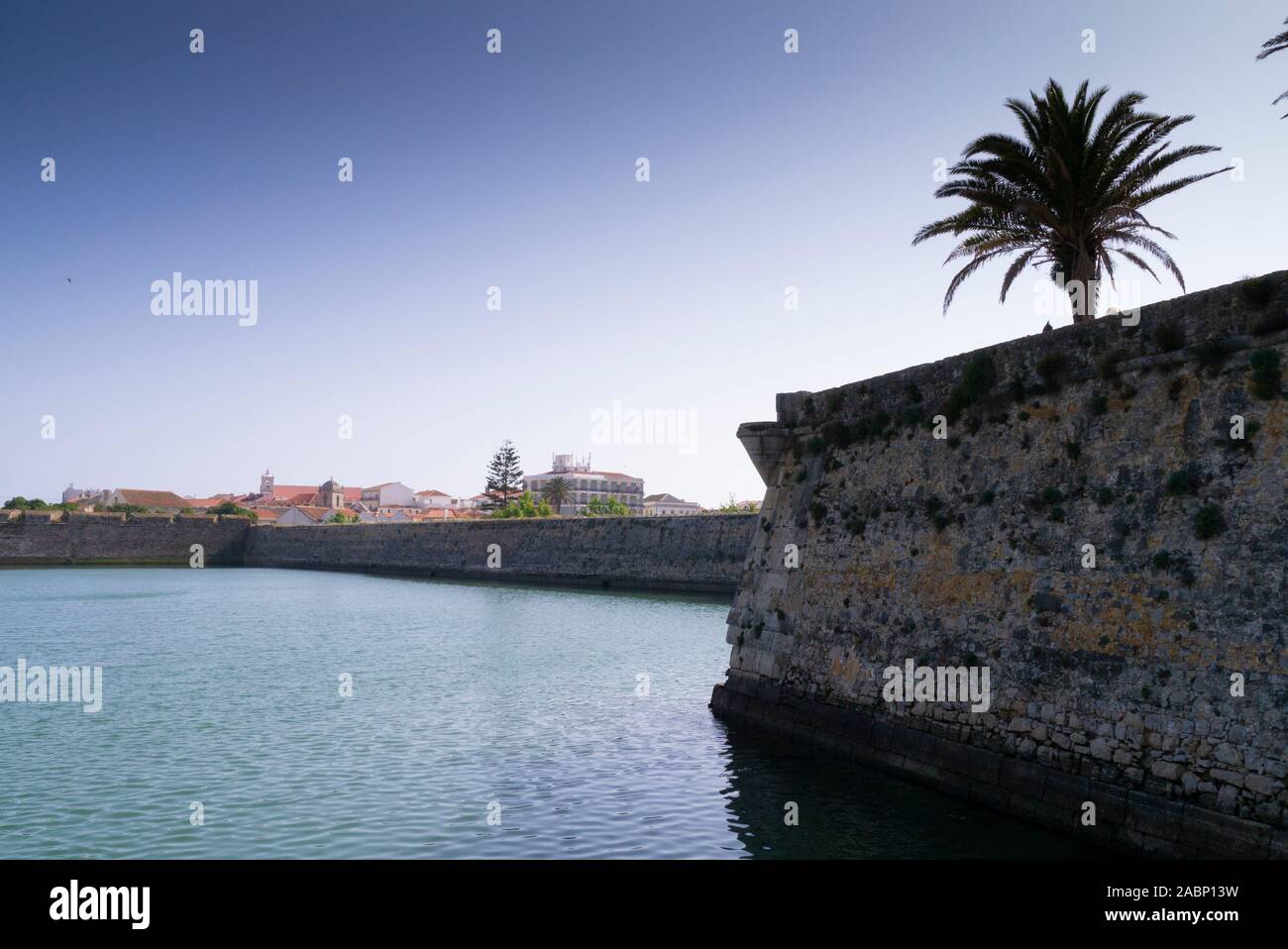 Los viejos muros de las fortificaciones de Peniche Portugal Foto de stock