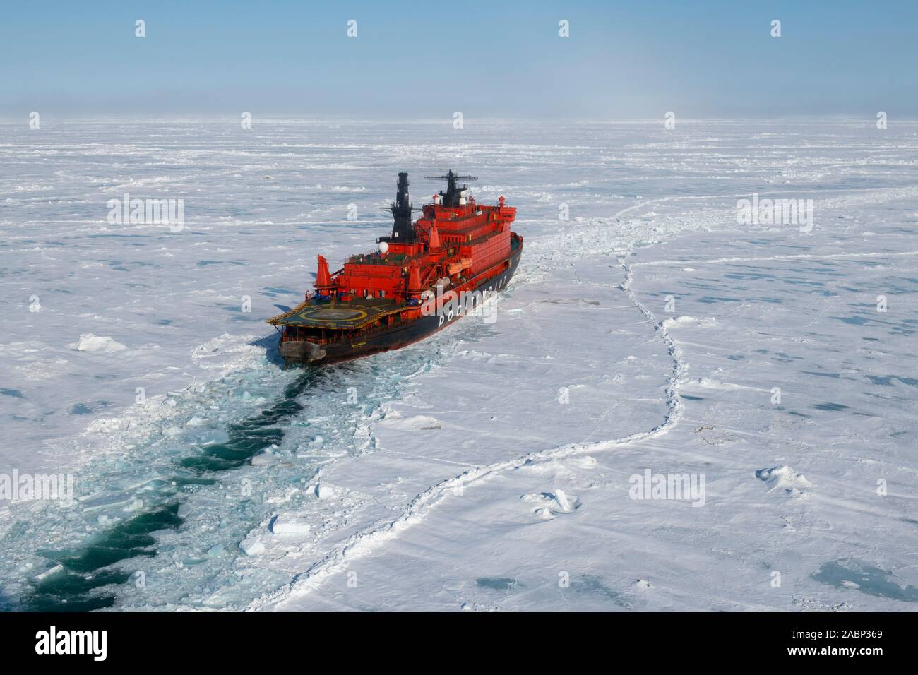 Rusia. Vista aérea de rompehielos nuclear ruso, de 50 años de Victoria a través de romper el hielo en el Ártico alto a 85,6 grados de latitud norte en el camino a la Foto de stock