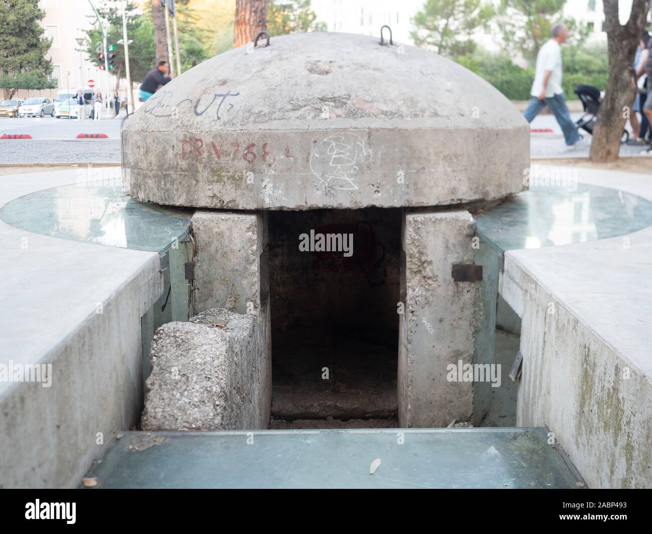 Tirana, Albania - Septiembre 29, 2019: la ex Post-Block Checkpoint barrio residencial de élite con un búnker de hormigón con forma de champiñón. Foto de stock