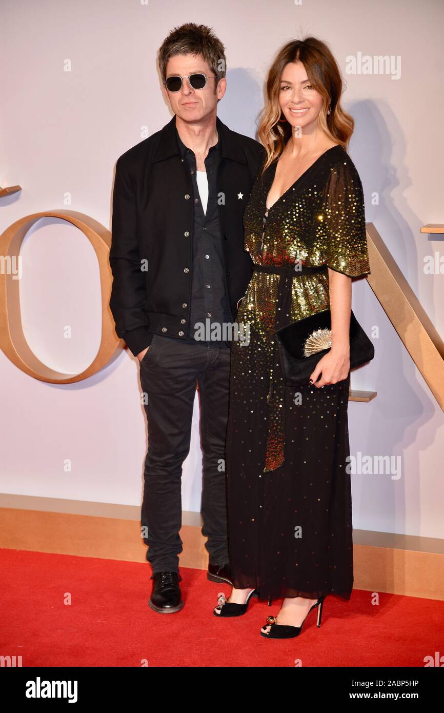 Noel Gallagher, Sara MacDonald. 'Ha nacido una estrella' - estreno británico, Vue West End, de Londres. UK Foto de stock