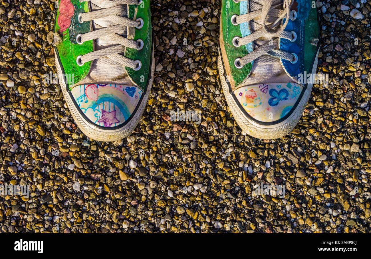 Colorida y alegre decorado pintado a mano y zapata, tops moda calzado  moderno Fotografía de stock - Alamy
