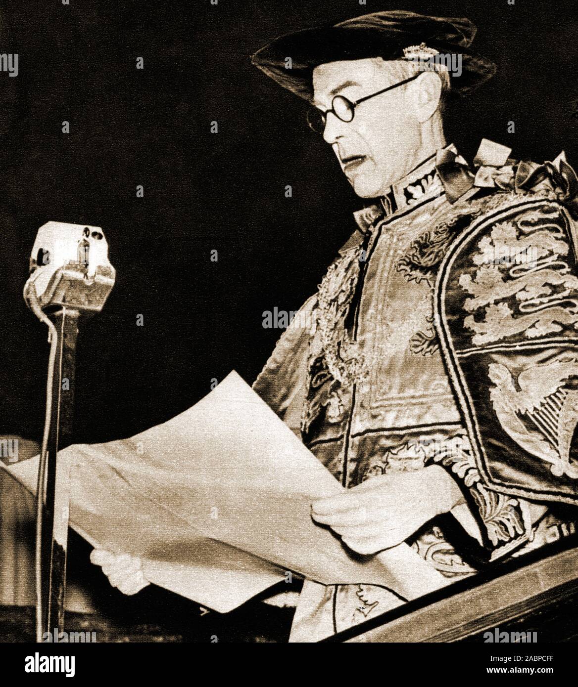 193o el retrato de la Royal Lancaster Herald, A.G.B. Russell (Archibald George Russell Blomefield CVO FSA ( 1879 - 1955), el historiador de arte inglés, y el oficial de armas en el Colegio de armas en Londres, la lectura de la proclamación del nuevo Rey (británico George VI) en el Charing Cross Foto de stock