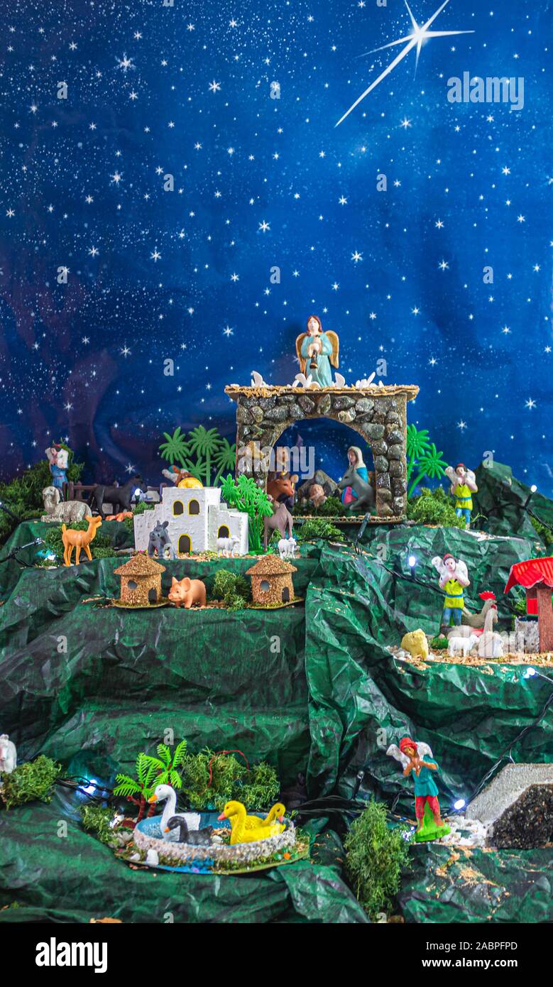 Belén tradicional del nacimiento del niño Jesús en el pesebre. Virgen María, José y el niño Jesús son vistos con un burro y una vaca. En el Fotografía de stock - Alamy Belén tradicional del nacimiento del niño Jesús en el pesebre. Virgen María, José y el niño Jesús son vistos con un burro y una vaca. En el Fotografía de stock - Alamy