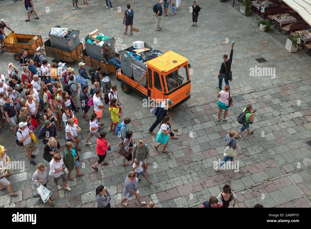 Montenegro, 22 de septiembre de 2019: Un gran grupo de turistas siguen al guía en la Plaza San Trifón en el casco antiguo de Kotor Foto de stock