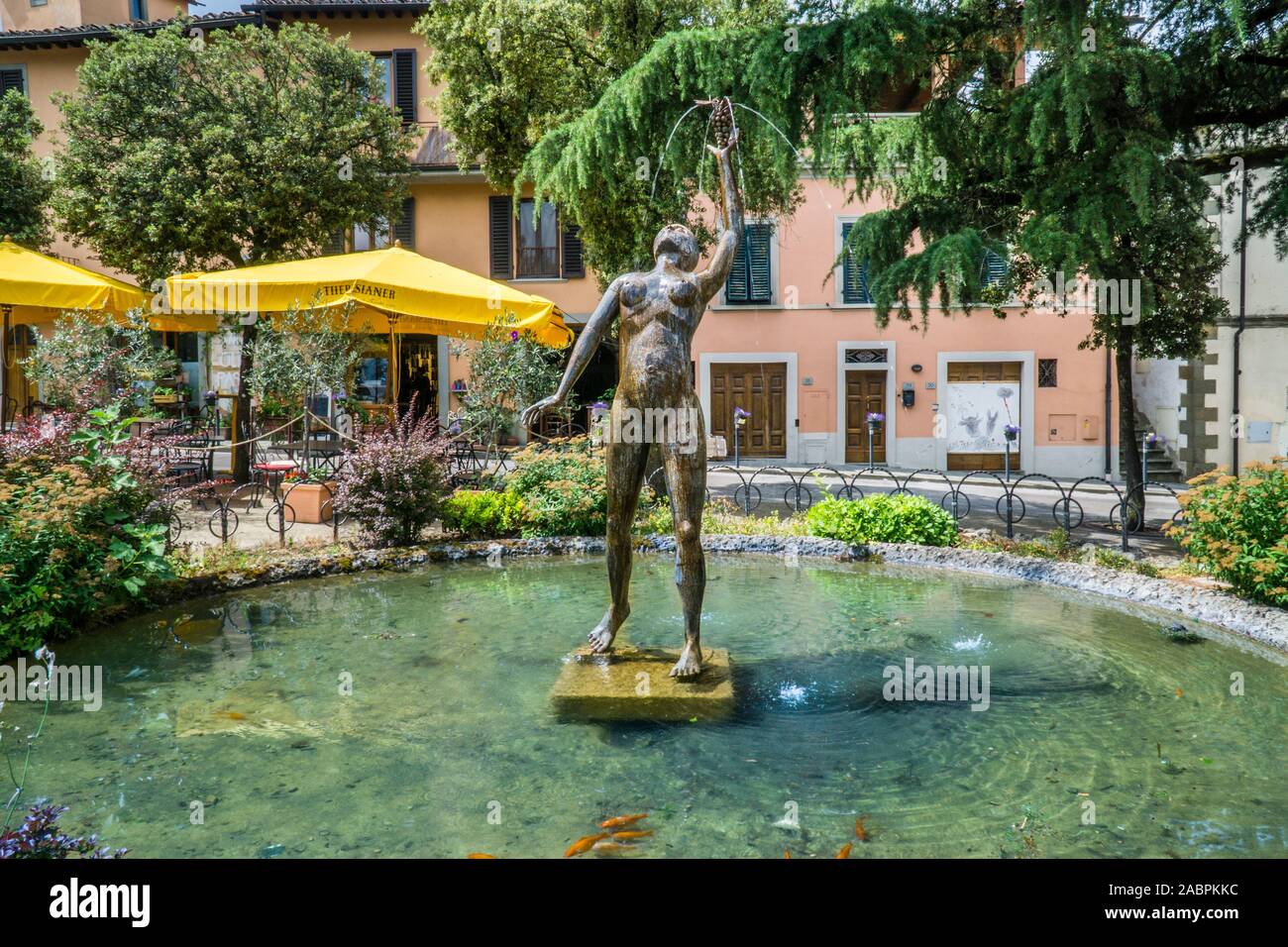 Fuente estatua en la Plaza de Gastone Bucciarelli, Panzano en Chianti, en la región rural de Chianti, provincia de Siena, Toscana, Italia Foto de stock