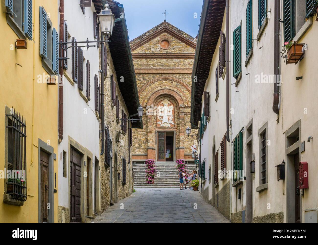 Via Santa Maria angosto que conduce a la iglesia de Santa Maria Assunta, Panzano en Chianti, en la región rural de Chianti, provincia de Siena, Toscana, Foto de stock