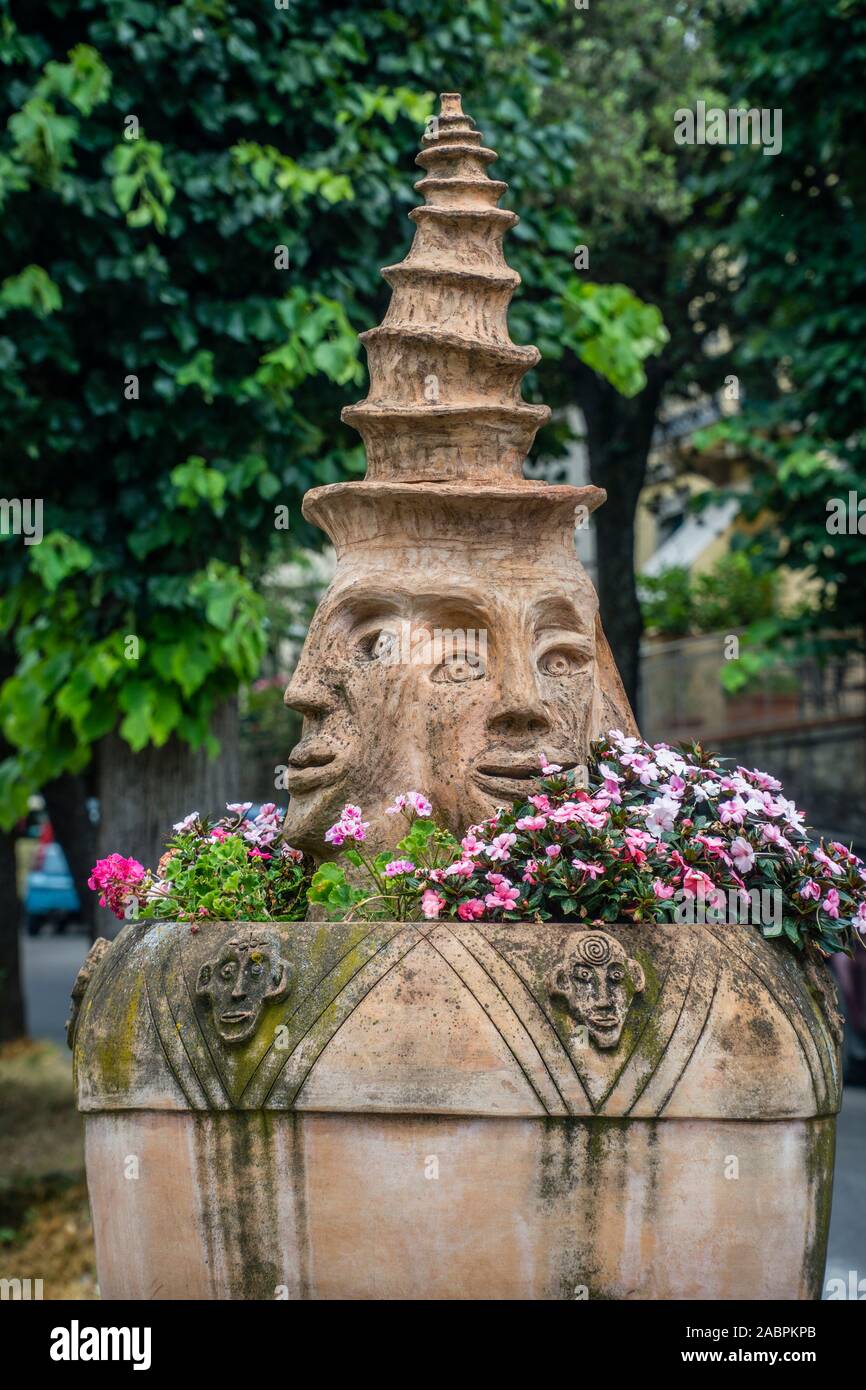 Vaso de flores esculpidas en Greve in Chianti, provincia de Siena, Toscana, Italia Foto de stock