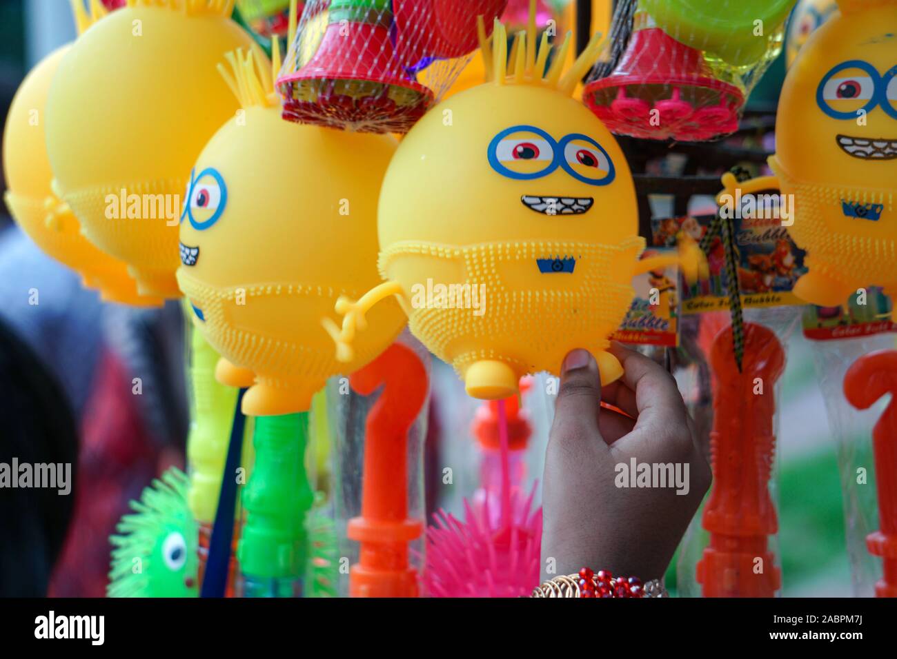 Hermoso bebé juguetes de goma. La imagen saldrá vivo. Esperar a tocar belleza. Uno de los atractivos de estos títulos es de juguete que un Fotografía de stock - Alamy