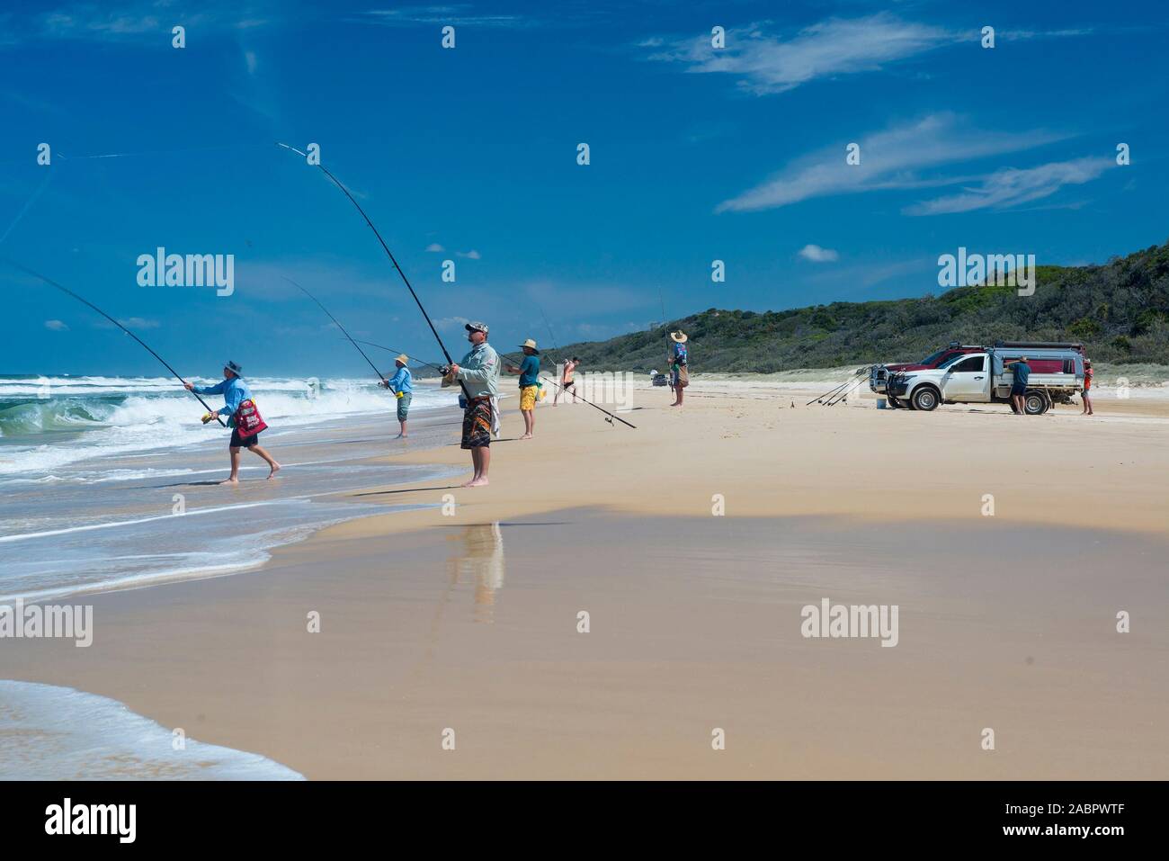 La pesca de adaptar de la playa. La Isla Fraser, Queensland, Australia Foto de stock
