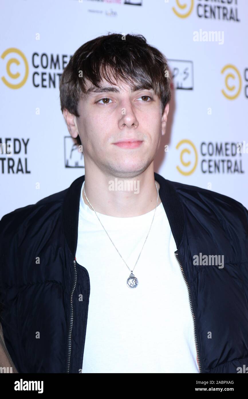 Alexander Arnold, FriendsFestive VIP, La fiesta de lanzamiento de Truman Brewery, Londres, Reino Unido, 28 de noviembre de 2019, Foto de Richard Goldschmidt Foto de stock