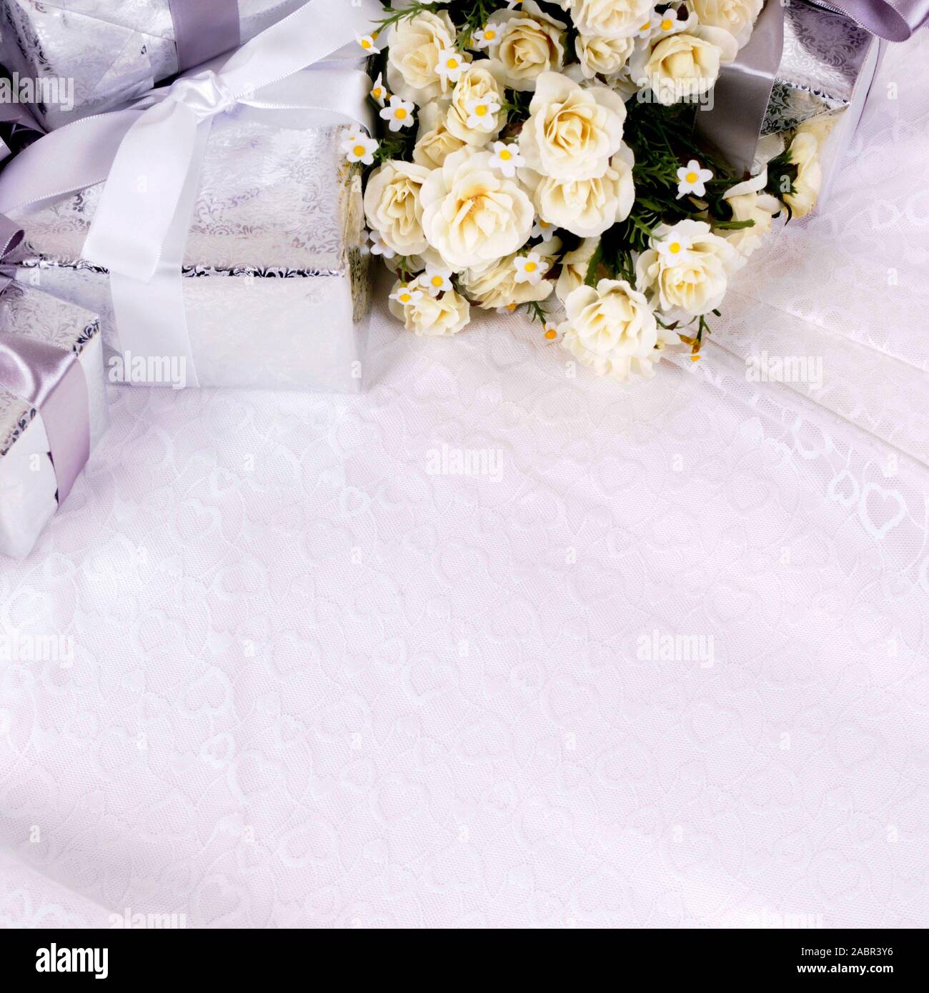 Álbum de bodas o escribir libro sentado en encaje nupcial con varios  regalos de bodas de plata y rosa blanca ramos. Espacio para copiar  Fotografía de stock - Alamy