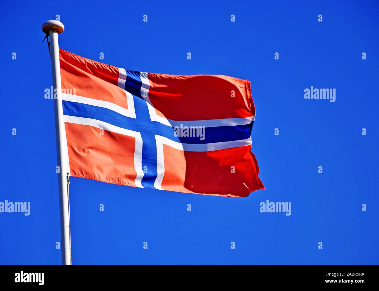 Flagge von Norwegen blauen vor Himmel Foto de stock