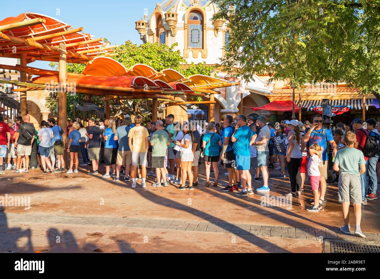 Cola en Universal Studios, Islas de la aventura, la gente en las colas de entrada , el parque temático en Orlando, Florida, EE.UU. Foto de stock