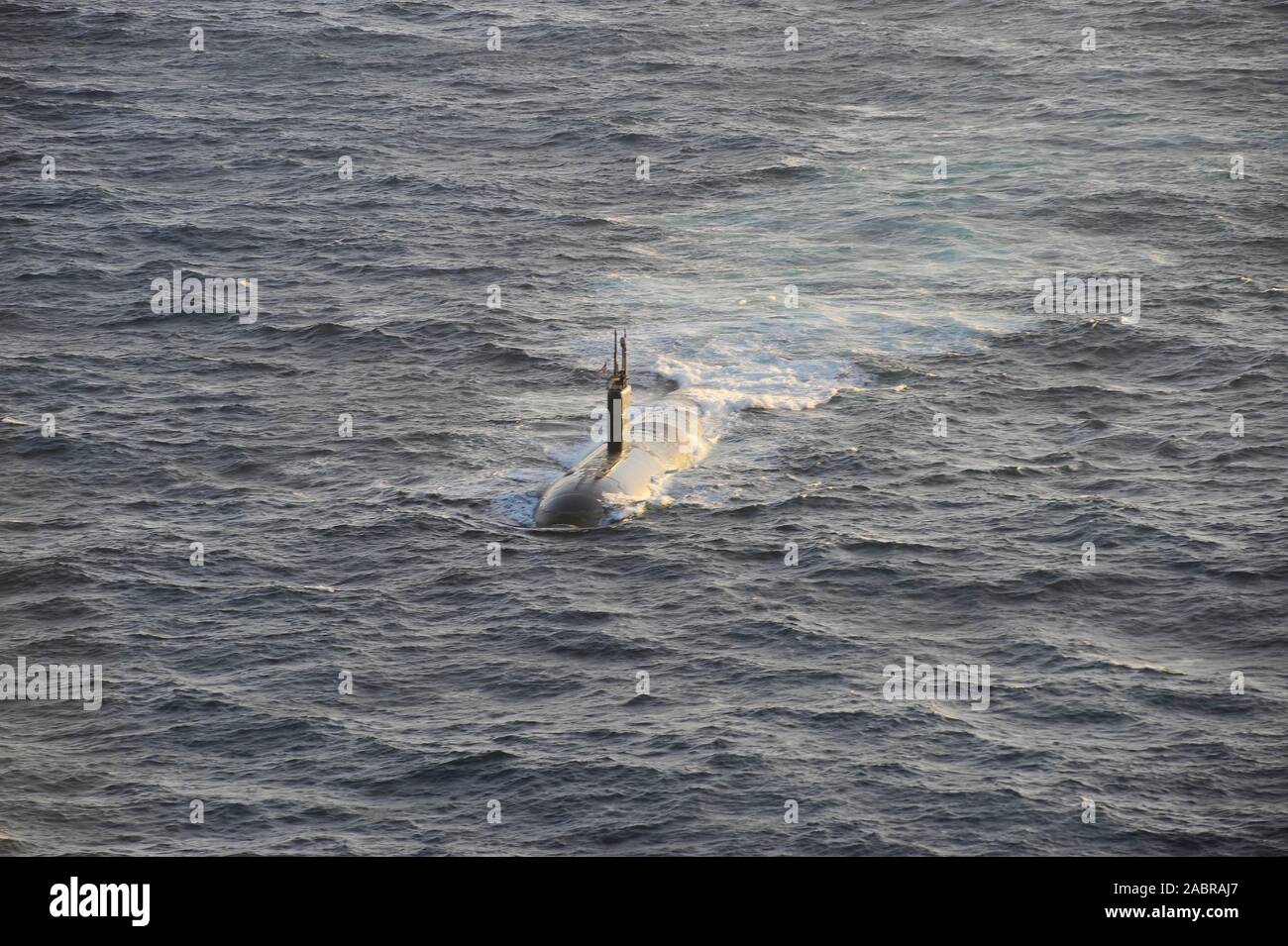 Océano Atlántico (Oct. 14, 2012) El ataque de la clase Los Ángeles submarino USS Montpelier (SSN 765) funciona bajo su propio poder. Foto de stock