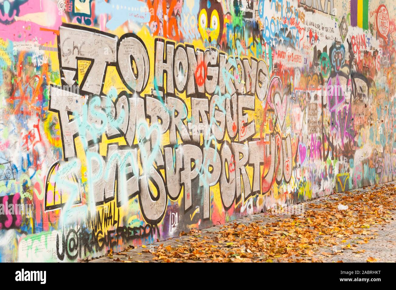 Praga, República Checa - 23 de octubre de 2014 - Un mensaje de apoyo a las protestas de Hong Kong sobre el muro John Lennon en Praga. Foto de stock