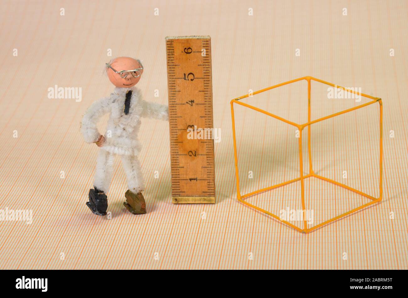 Una geometría sólida presentación de un cubo. Cada lado es de 4 cm. Foto de stock