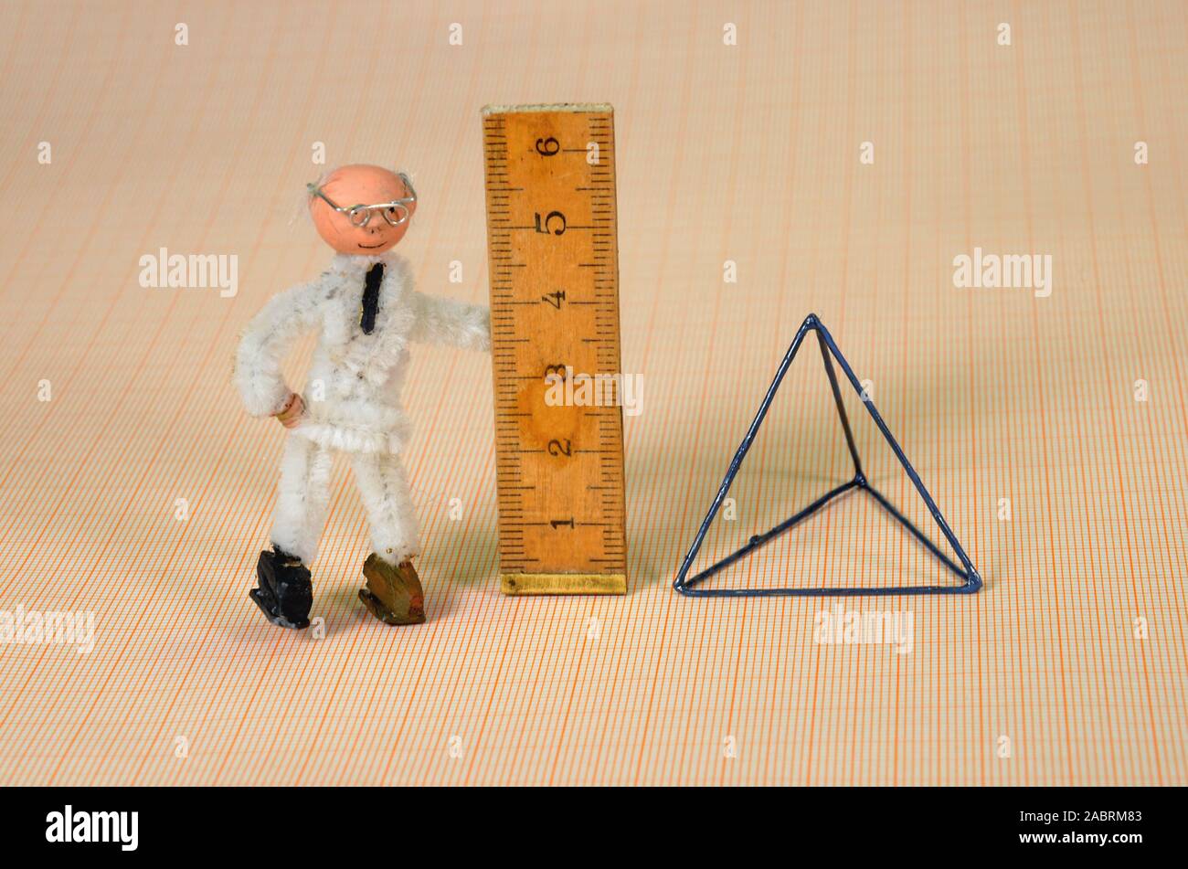 Una geometría sólida presentación de un tetraedro. Cada lado es de 4 cm. Foto de stock