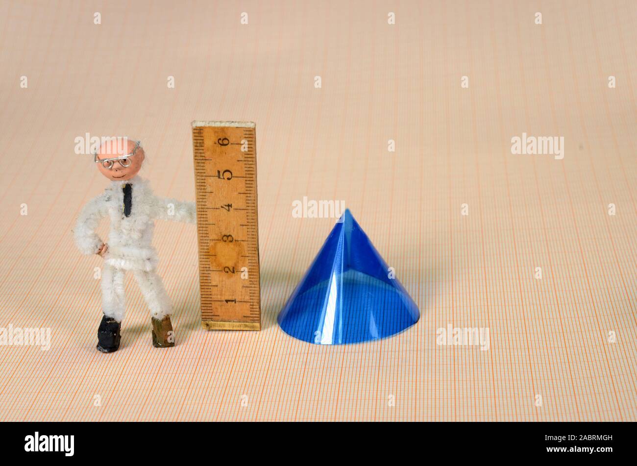 Una geometría sólida presentación de un cono. Diámetro y heiht son 4 cm. Foto de stock