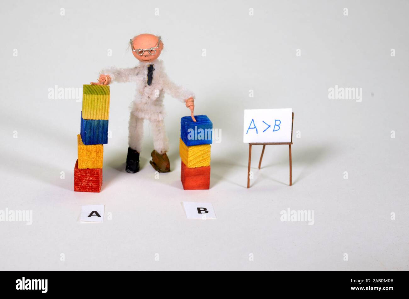 Configuración de matemáticas con la desigualdad: A es mayor que B, con la correspondiente denotion en la pizarra. Foto de stock