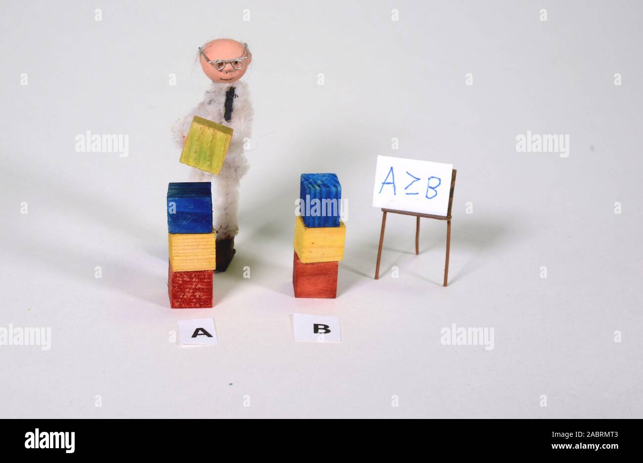 Configuración de matemáticas con la desigualdad: una es mayor o igual a B, con el correspondiente denotion en la pizarra. Foto de stock