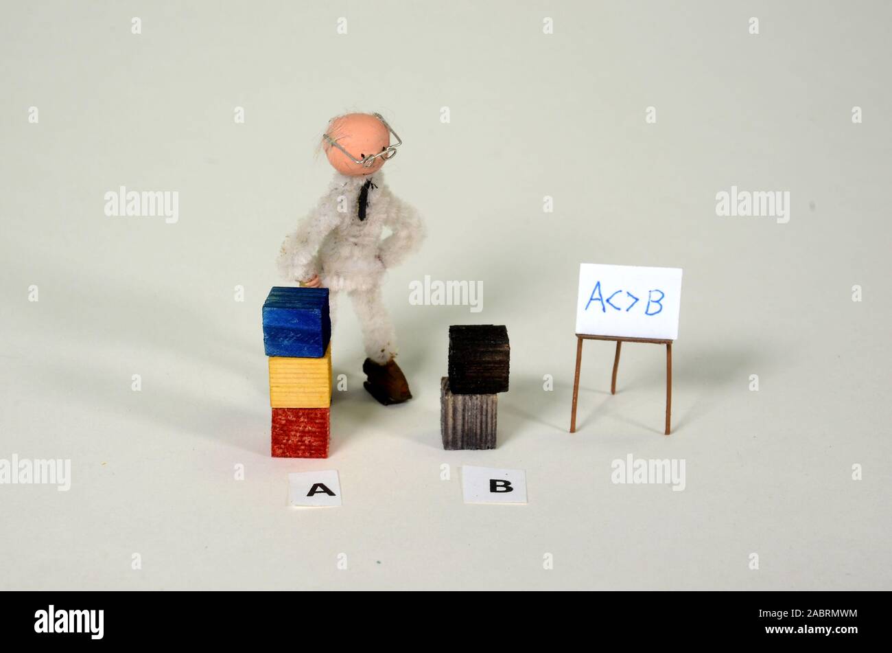 Configuración de matemáticas con la desigualdad: una es diferente de la B, con la correspondiente denotion en la pizarra. Foto de stock