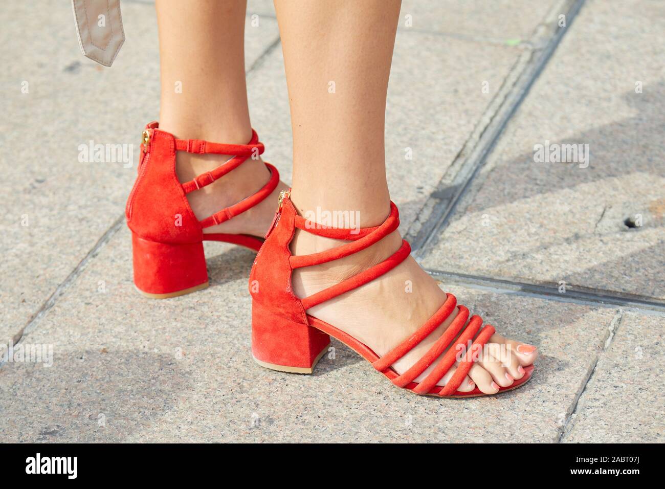 Milán, Italia - 18 de septiembre de 2019: Mujer con rojo zapatos abiertos  antes de Tiziano Guardini Fashion Show, la Semana de la moda de Milán  street style Fotografía de stock - Alamy