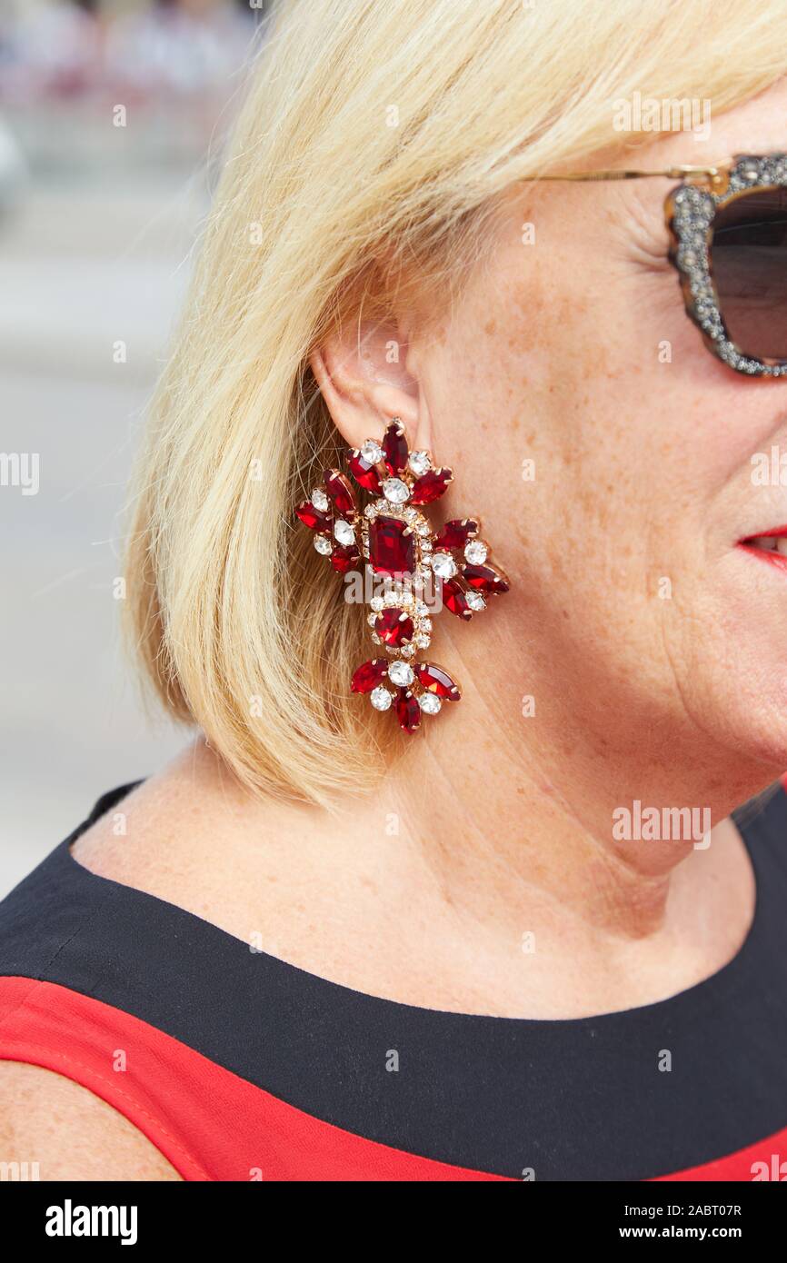 Milán, Italia 18 de septiembre de 2019: con gemas cruz roja pendientes antes de Guardini Fashion Show, la Semana de la moda de Milán style Fotografía de stock - Alamy