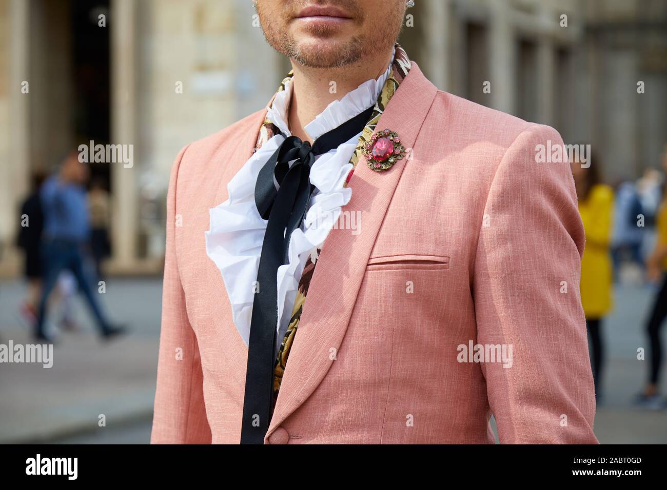 Milán, Italia - 18 de septiembre de 2019: el hombre con chaqueta de salmón  y rosa broche