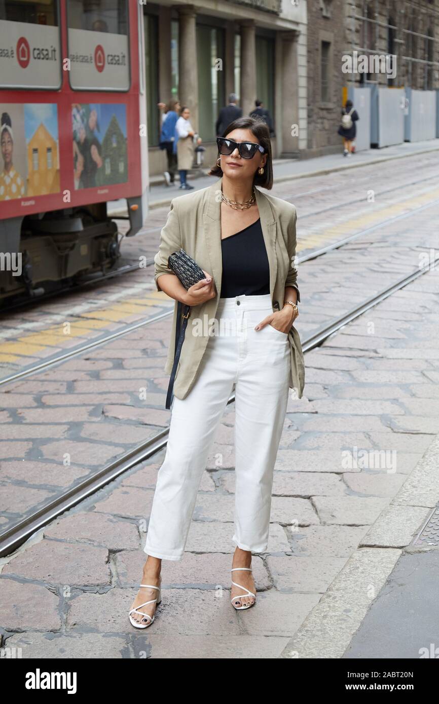 Italia 18 de septiembre de 2019: Mujer con pantalones blancos y Chaqueta beige antes Calcaterra Show, la Semana de la moda de Milán style Fotografía de stock - Alamy