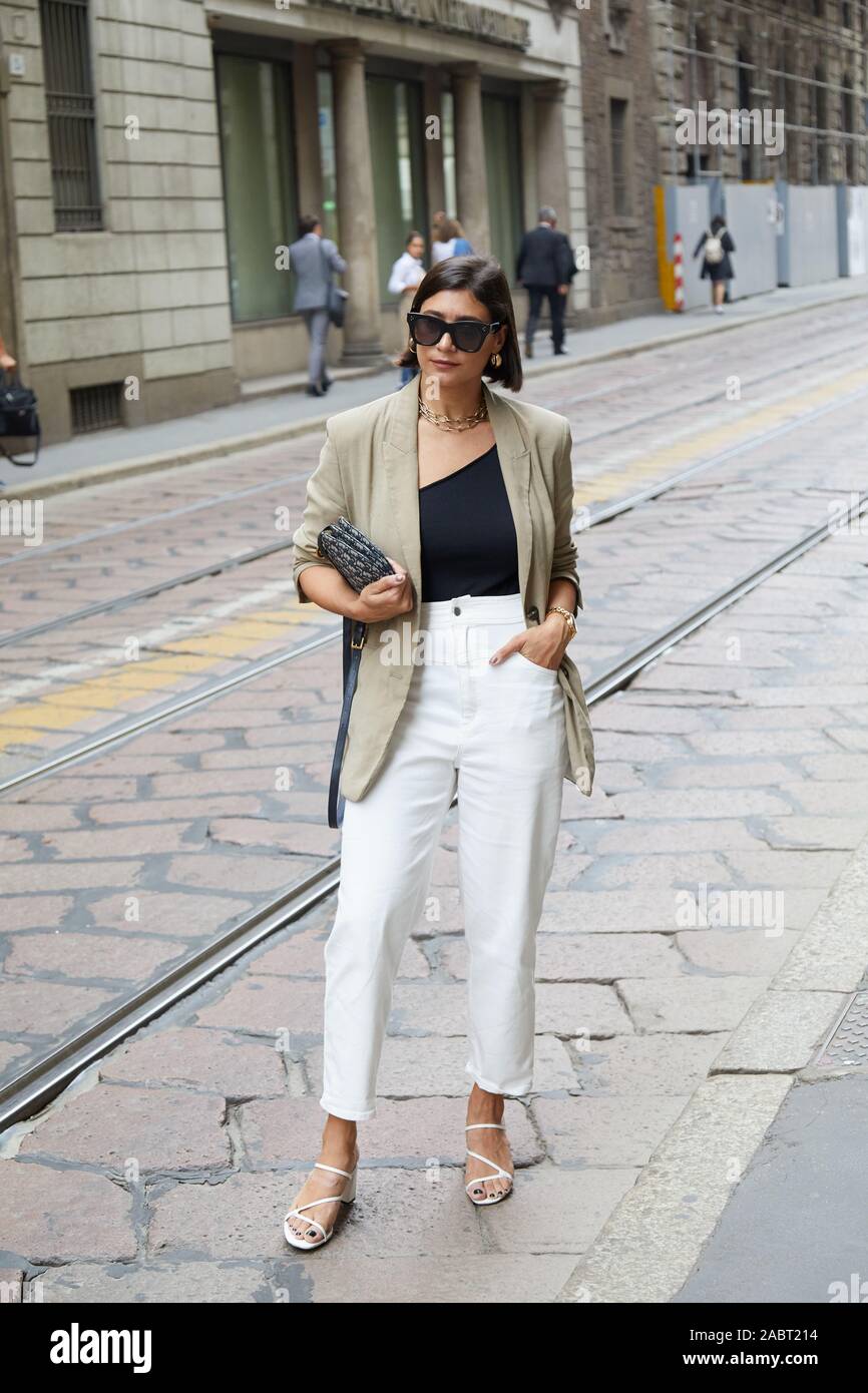 Milán, Italia - 18 de septiembre de 2019: Mujer con pantalones blancos y  Chaqueta beige antes Calcaterra Fashion Show, la Semana de la moda de Milán  street style Fotografía de stock - Alamy