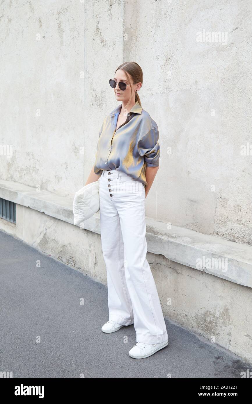 Milán, Italia - 18 septiembre de 2019: Mujer con gris seda dorada y camisa pantalones blancos antes de Prada Fashion Show, la Semana la moda de Milán street style