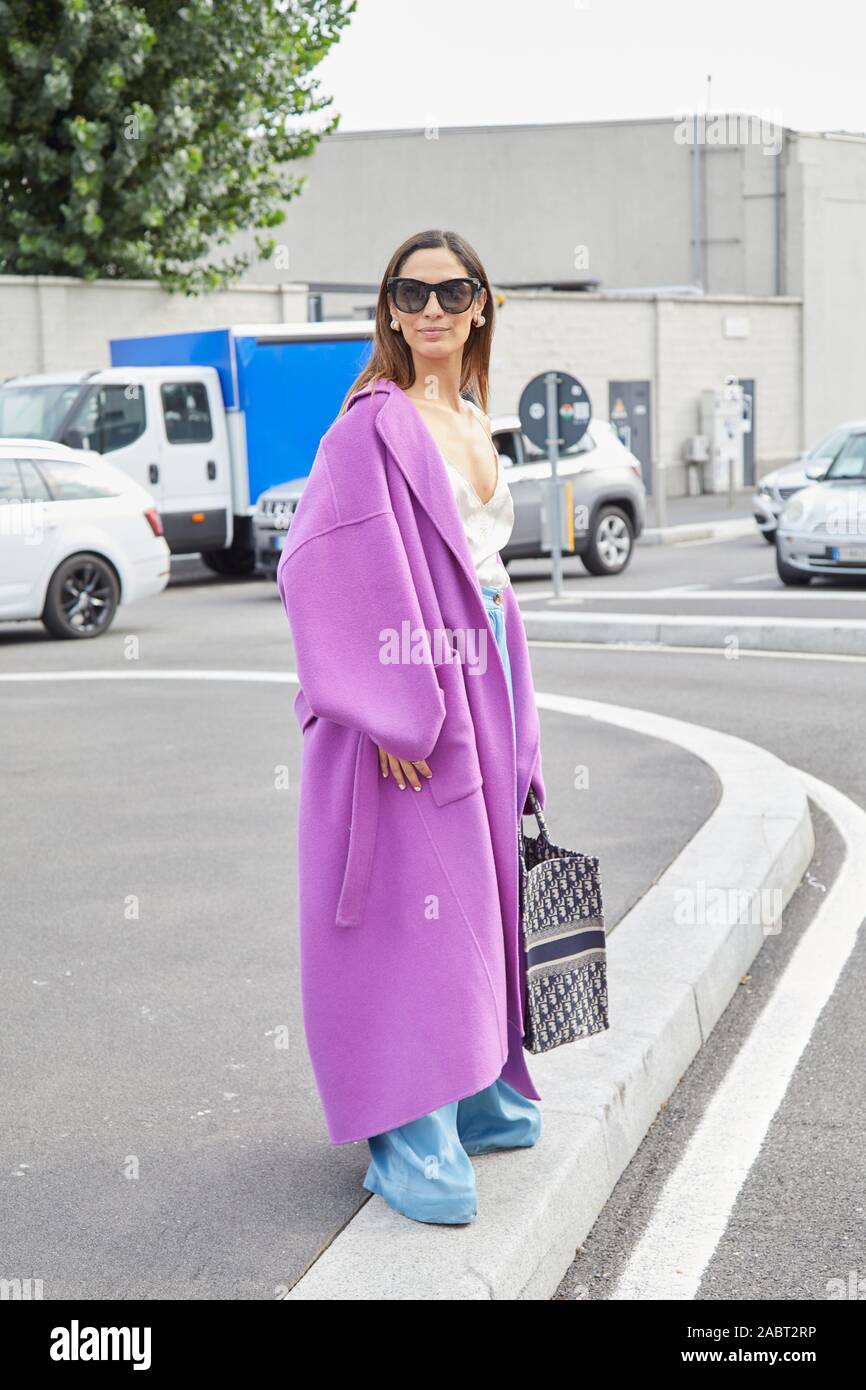 18 de septiembre de 2019: Una Mujer con abrigo púrpura, gafas de sol y