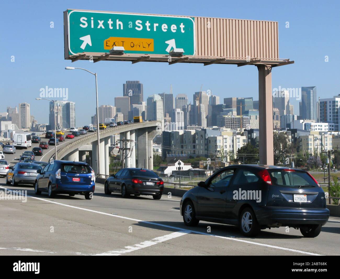 Tráfico en la autopista interestatal 280, salida Sixth Street en San Francisco, California, EE.UU. Foto de stock