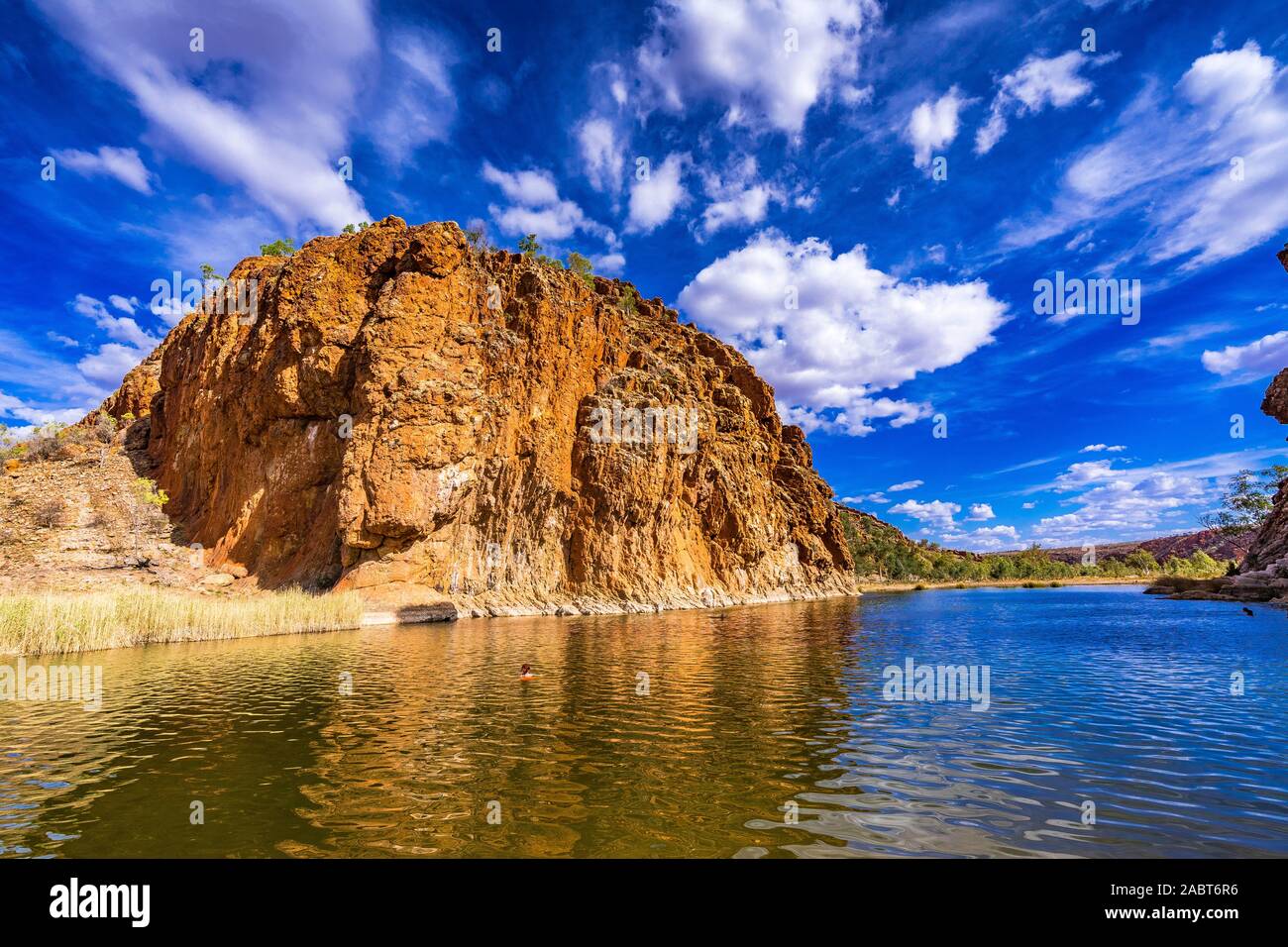 Glen Helen Gorge en el oeste MacDonnell es un ejemplo de la impresionante belleza del desierto australiano. El Territorio del Norte, Australia. Foto de stock