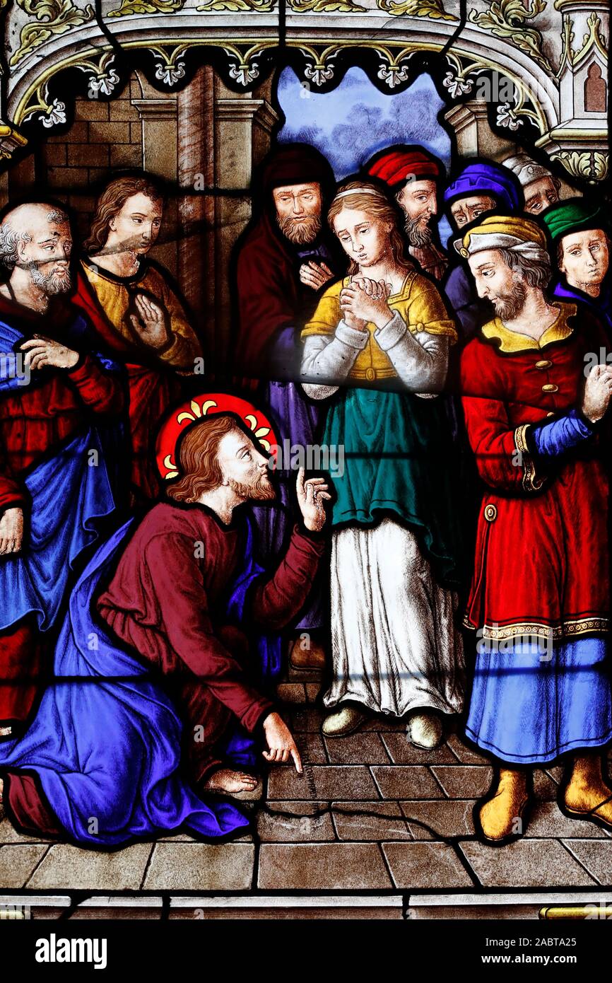 Iglesia de San Pedro. Jesús y la mujer sorprendida en adulterio. Ventana de vidrios de colores. Dreux. Francia. Foto de stock