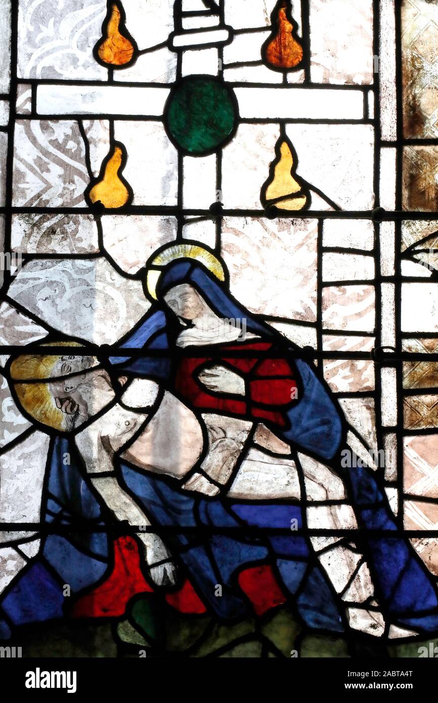 Iglesia de San Pedro. Virgen María acunando el cadáver de Jesús. Ventana de vidrios de colores. Dreux. Francia. Foto de stock