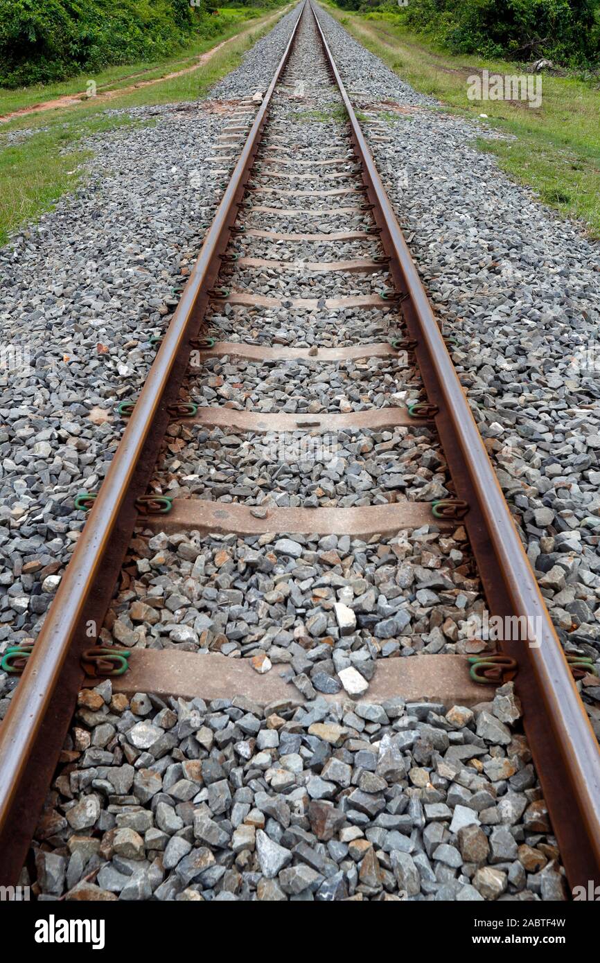 Vía de ferrocarril. Kep. Camboya. Foto de stock