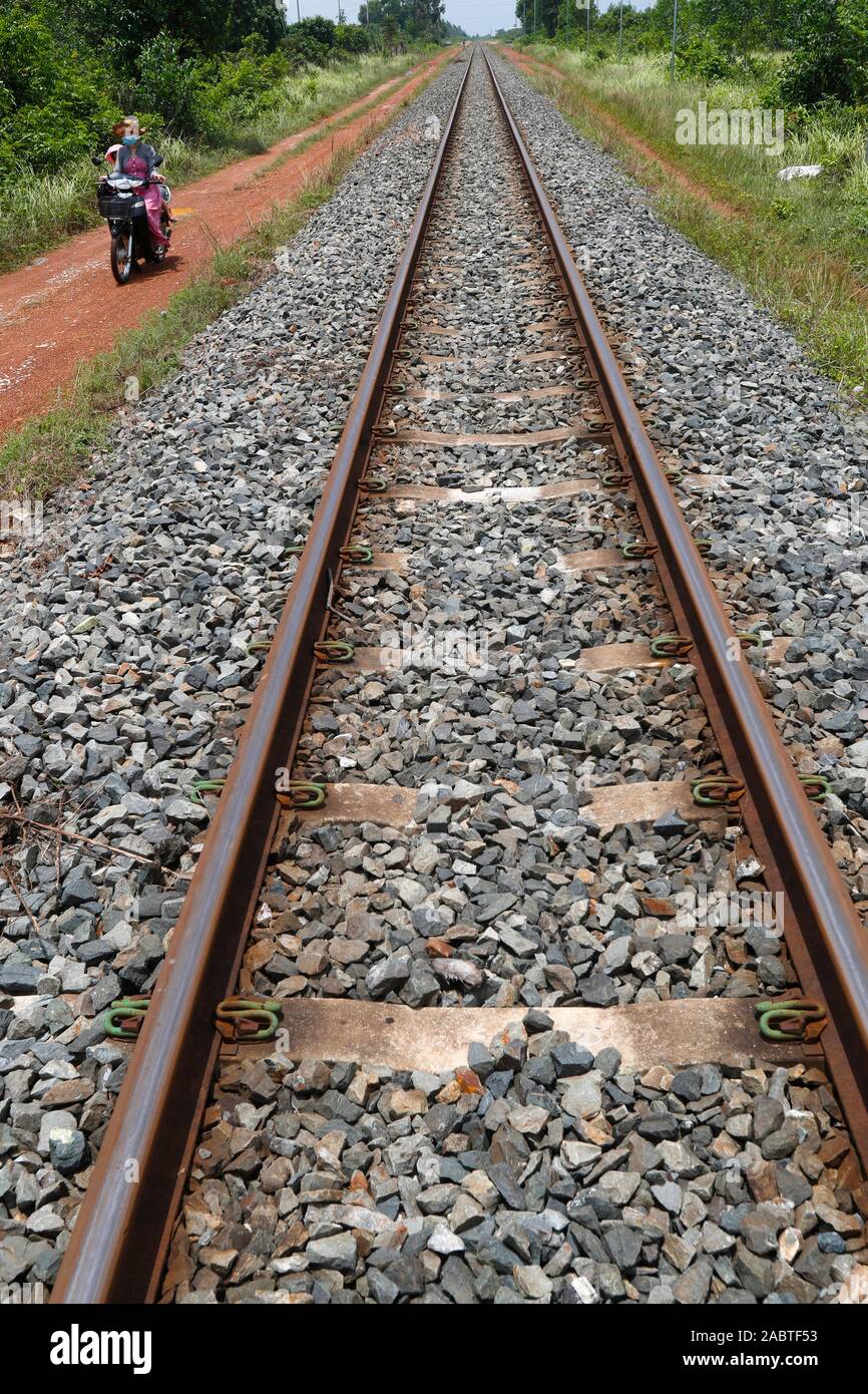 Vía de ferrocarril. Kep. Camboya. Foto de stock