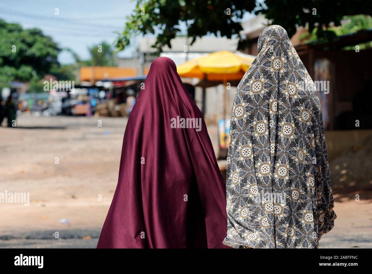Las mujeres musulmanas, vistiendo ropa tradicional árabe de hijab. Lome. Togo. Foto de stock