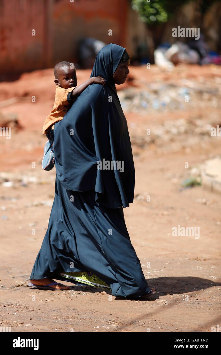 Las mujeres musulmanas, vistiendo ropa tradicional árabe de hijab. Lome. Togo. Foto de stock