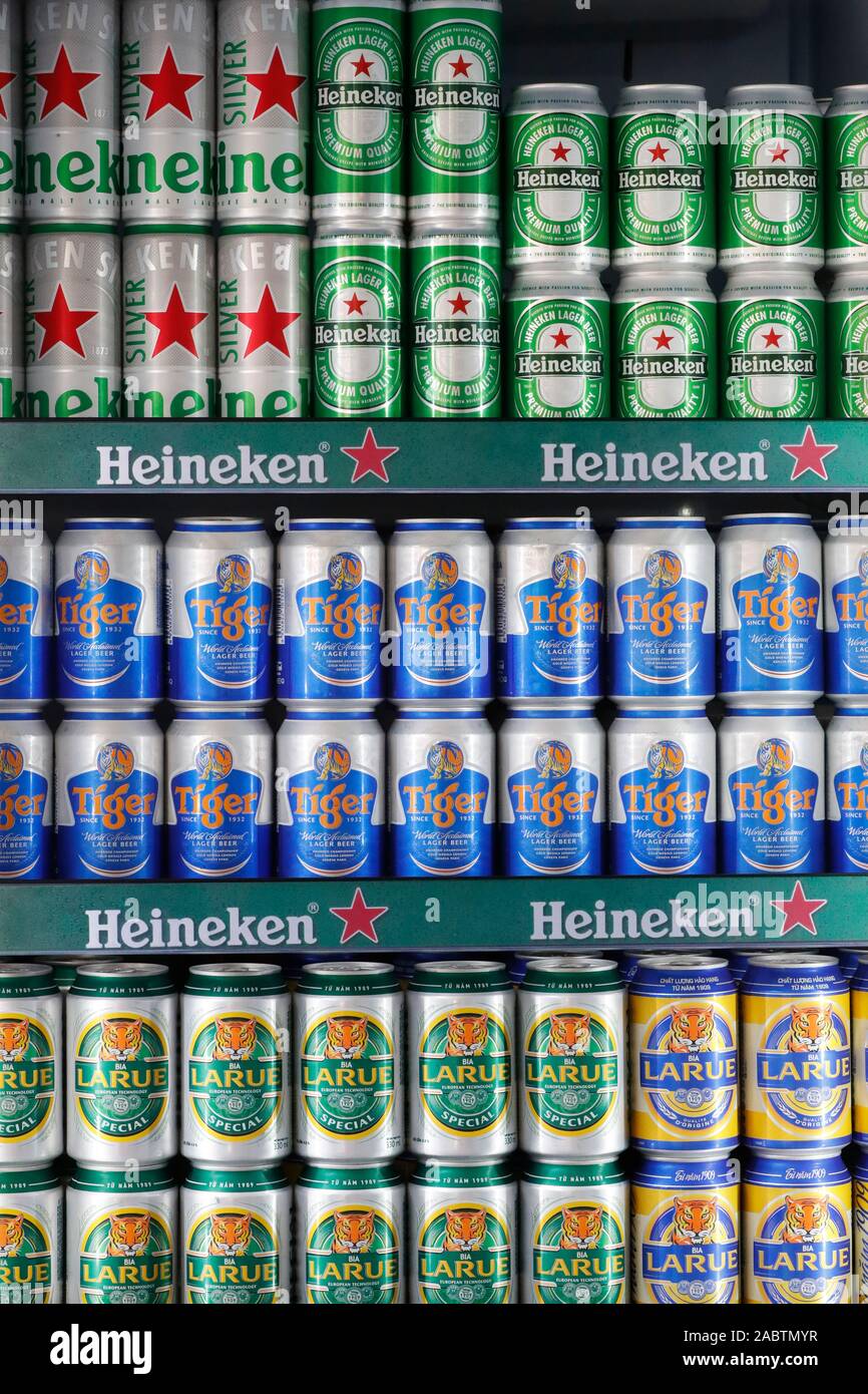 Varias latas de cerveza en el almacén para la venta. Hoi An. Vietnam  Fotografía de stock - Alamy