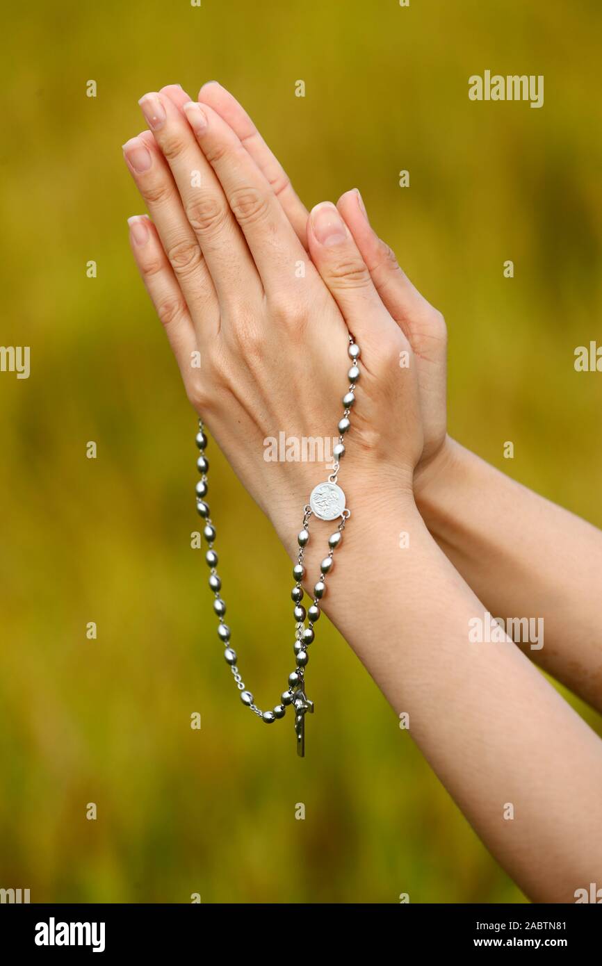 Mujer rezando el rosario con el exterior. Close-up. Vietnam Fotografía de  stock - Alamy