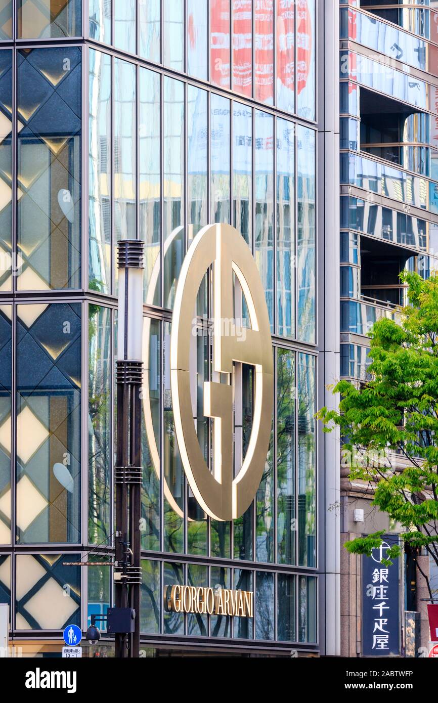 Tokyo, Ginza.La parte redondeada GA Armani logo y nombre de